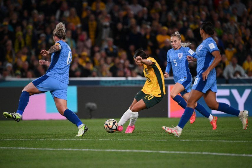 La delantera australiana #20 Sam Kerr dispara el balón para marcar el primer gol de su equipo durante el partido de fútbol de semifinales de la Copa Mundial Femenina de Australia y Nueva Zelanda 2023 entre Australia e Inglaterra en el Estadio Australia en Sydney el 16 de agosto de 2023.