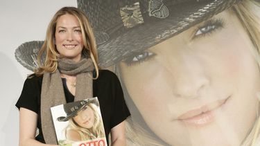 La modelo alemana Tatjana Patitz posa con el nuevo catálogo de la empresa alemana Otto durante una sesión en Hamburgo, Alemania el 14 de diciembre de 2006.