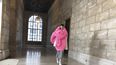 Una modelo recorre la pasarela durante la presentación de la colección otoño 2022 de Marc Jacobs en la Biblioteca Pública de Nueva York, el lunes 27 de junio de 2022.&nbsp;