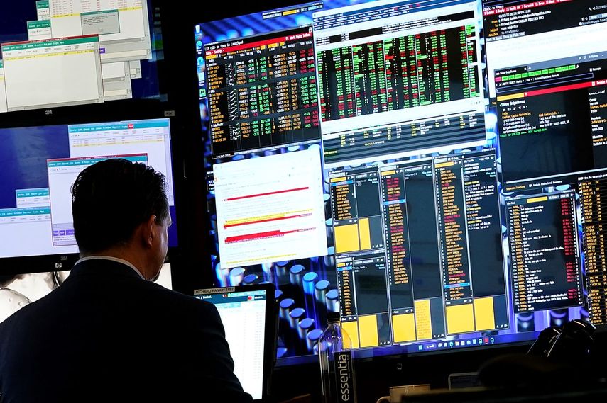 Un agente de la Bolsa de Nueva York en una sesión bursátil.