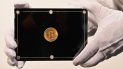 En esta foto de archivo tomada el 11 de marzo de 2021, un empleado de Sothebys sostiene una moneda Double Eagle de 1933 durante la subasta en vivo Tres tesoros - Coleccionada por Stuart Weitzman, de tres tesoros de la colección personal del diseñador y coleccionista de moda. En esta foto de archivo tomada el 11 de marzo de 2021, un empleado de Sothebys sostiene una moneda Double Eagle de 1933 durante la subasta en vivo Tres tesoros - Coleccionada por Stuart Weitzman, de tres tesoros de la colección personal del diseñador y coleccionista de moda.