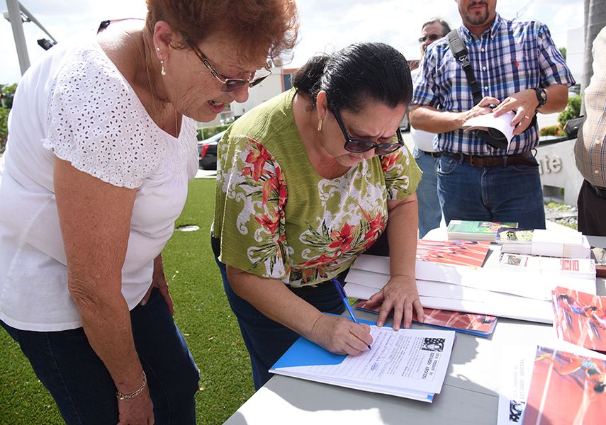 Cieda Dominichi y Maria Santiesteban acudieron a firmar la declaración que pide al presidente Obama el perdón a Arocena. (GISELLE SANTALUCCI)