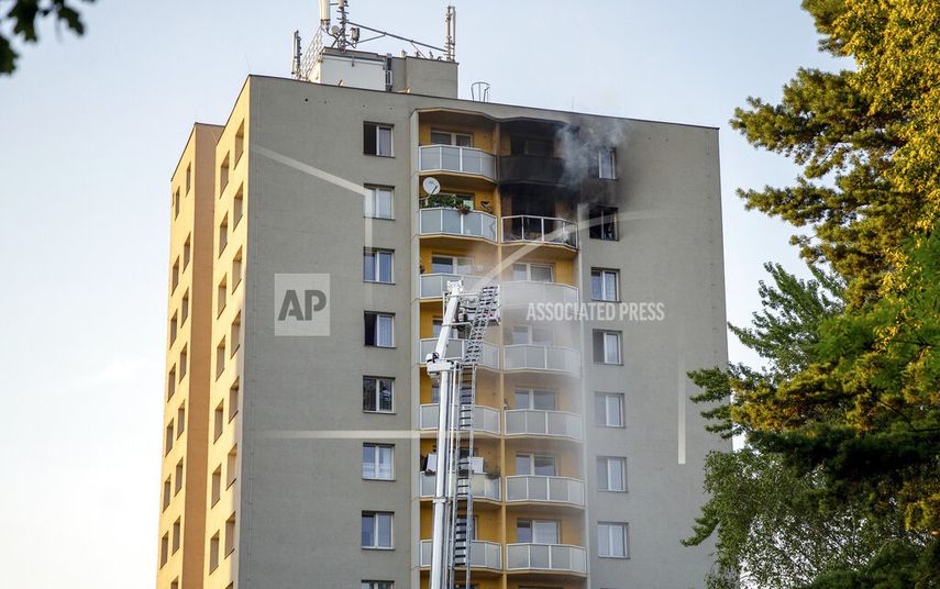 Elementos del Departamento de Bomberos combaten un incendio en un edificio de apartamentos en el poblado de Bohumin, República Checa, el sábado 8 de agosto de 2020. 