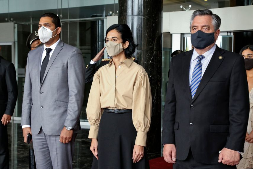 Folleto publicado por la Asamblea Nacional de Ecuador que muestra a la nueva Vicepresidenta de Ecuador, Mar&iacute;a Alejandra Mu&ntilde;oz (C) posando con el Primer Vicepresidente de la Asamblea Nacional, C&eacute;sar Sol&oacute;rzano (L) y el Vicepresidente de la Asamblea Nacional, Patricio Donoso, despu&eacute;s de su inauguraci&oacute;n. en Quito el 22 de julio de 2020. Mu&ntilde;oz fue elegido por el parlamento el 17 de julio para reemplazar a Otto Sonnenholzner, quien renunci&oacute; a su cargo a solo ocho meses de las elecciones generales de 2021.