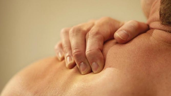 Los síntomas son dolores musculares intensos, los cuales afectan principalmente a la región cervical y del trapecio y a las extremidades.&nbsp;