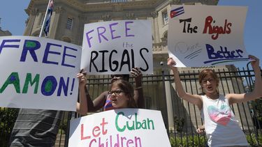 Un grupo de personas se manifiesta el miércoles 17 de mayo de 2017 frente a la Embajada de&nbsp;Cuba, para reivindicar la libertad educativa en la isla y el derecho de los padres a poder escoger la educación que deseen para sus hijos.