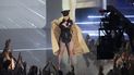 La Reina del Pop, Madonna, aparece de sorpresa con un abrigo de Burberry, un mono de cuero y una gorra a juego para dar la bienvenida a los MTV Video Music Awards 2021. La Reina del Pop, Madonna, aparece de sorpresa con un abrigo de Burberry, un mono de cuero y una gorra a juego para dar la bienvenida a los MTV Video Music Awards 2021.