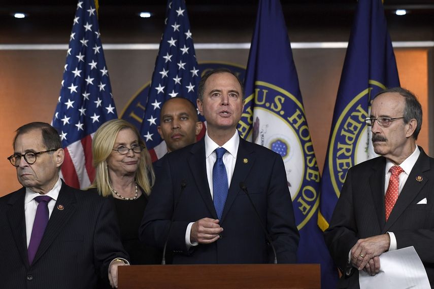 El presidente del Comit&eacute; de Inteligencia de la C&aacute;mara de Representantes, Adam Schiff, dem&oacute;crata de California, segundo de derecha a izquierda, habla durante una coferencia de prensa en el Capitolio, en Washington, el jueves 31 de octubre de 2019.&nbsp;