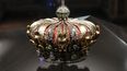 La corona de la emperatriz de Francia Eugénie de Montijo en exhibición en el museo del Louvre.&nbsp;