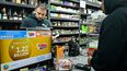 Los billetes de lotería Mega Millions se compran en una licorería donde se vendieron los billetes ganadores el 27 de diciembre de 2024 en Hawthorne, California. El noveno premio mayor de lotería más grande en la historia de Estados Unidos, valorado en 1.150 millones de dólares, se sorteará esta noche en el sorteo Mega Millions, después de que no se vendieran boletos con los seis números en 30 sorteos consecutivos.&nbsp;