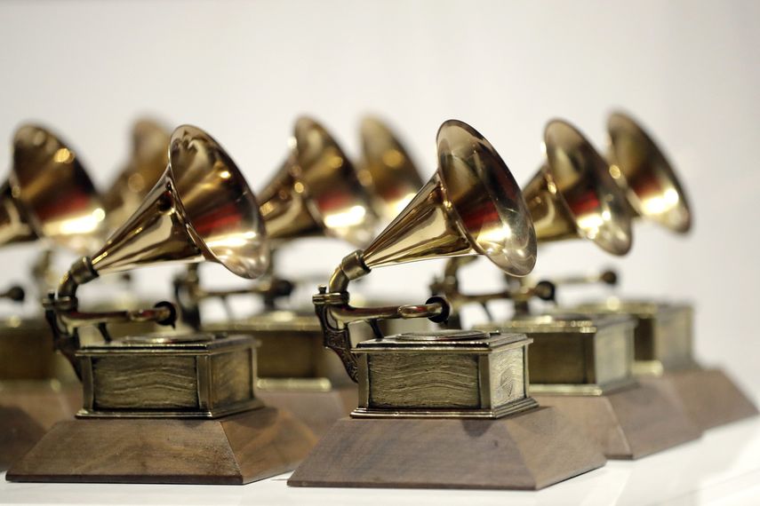 Premios Grammy se exhiben en la Experiencia del Museo del Grammy en el Prudential Center en Newark, Nueva Jersey, el 10 de octubre de 2017. La Academia de la Grabación ha anunciado cambios a sus reglas de elegibilidad para música creada con Inteligencia Artificial.