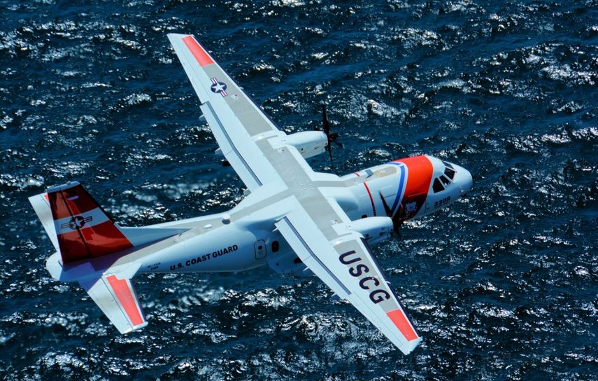 La Guardia Costera envió un equipo de búsqueda para localizar la aeronave presuntamente accidentada.