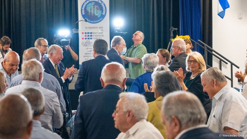 El escritor y periodista cubano fue agasajado durante un evento del Instituto Interamericano para la Democracia (IID), el martes 20 de septiembre en el Museo de la Diáspora Cubana, en Miami.