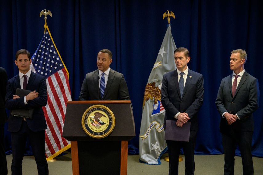 David Sundberg (R), subdirector a cargo de la oficina de campo del FBI en Washington DC, habla durante una conferencia de prensa celebrada por el Departamento de Justicia anunciando arrestos y cargos contra varias personas presuntamente trabajando en conexión con los chinos Gobierno, en la oficina del Fiscal de EEUU. en la ciudad de Nueva York