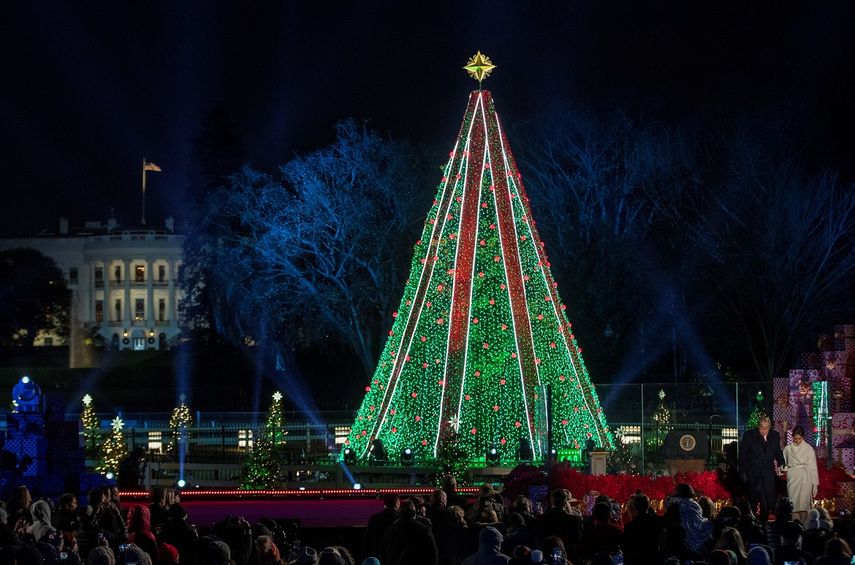 El presidente Donald Trump y la primera dama, Melania, vistos a la derecha de la imagen tras el encendido del árbol nacional de Navidad en la Casa Blanca.