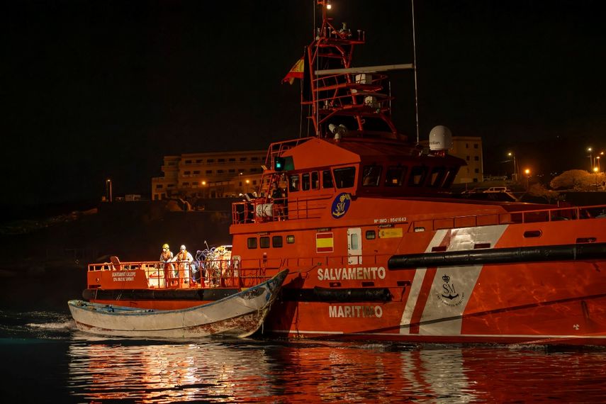 Un barco de Salvamento Marítimo español remolca una embarcación después de que tres cayucos con alrededor de 180 personas a bordo llegaran al puerto de La Restinga en la isla canaria de El Hierro, la madrugada del 19 de septiembre de 2024.