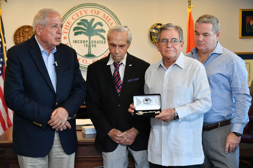 José Albertini recibe las Llaves de la Ciudad de manos del alcalde Tomás Regalado, junto a Ángel Cuadra y&nbsp;Luis de la Paz.