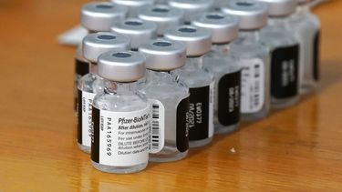 Dosis de la vacuna producida por Pfizer contra el COVID-19.