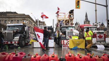 Manifestantes se reúnen en la avenida Wellington como parte de una protesta contra las restricciones implementadas por el COVID-19, el jueves 10 de febrero de 2022, en Ottawa.&nbsp;