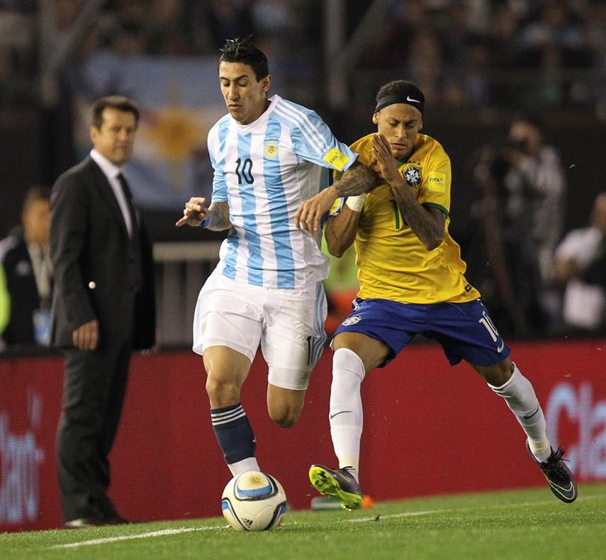 Ángel Di María (izquierda) y Neymar (derecha) lucharon hasta el último minuto. (EFE)