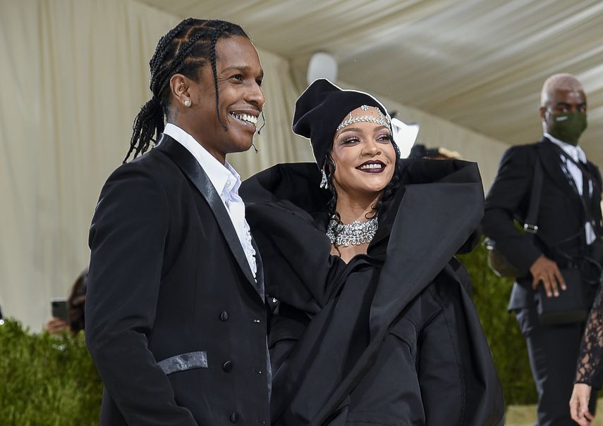 A$AP Rocky, a la izquierda, y Rihanna asisten a la gala benéfica del Instituto del Vestuario del Museo Metropolitano de Arte en Nueva York, el 13 de septiembre de 2021.