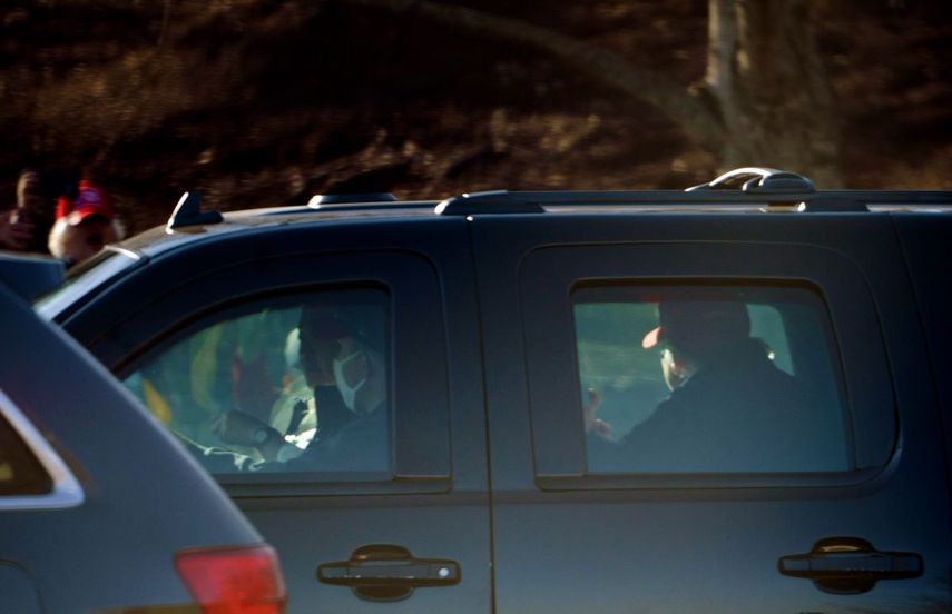 El presidente de los Estados Unidos, Donald Trump, saluda a los partidarios cuando sale de este club de golf en Sterling, Virginia, el 13 de noviembre de 2020.&nbsp;