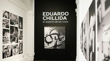 Vista de la exposición del artista Eduardo Chillida en la Galería de Arte del Centro de Extensión de la Universidad Católica de Chile.
