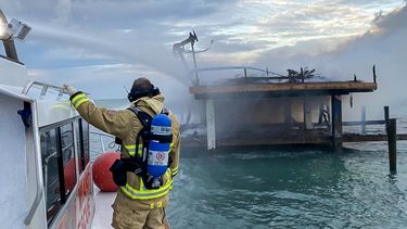 Bomberos de Miami sofocan las llamas durante un incendio en Key Biscayne.