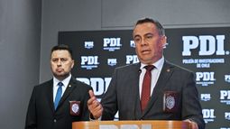 El director interino de la Policía de Investigaciones (PDI) de Chile, Ricardo Gatica, habla durante una rueda de prensa junto al ministro de Seguridad Pública, Luis Cordero, durante una conferencia de prensa sobre la detención de miembros de la banda criminal transnacional Los Pulpos