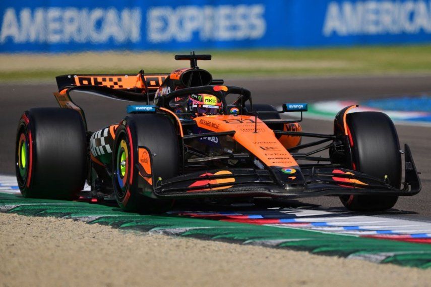 El australiano Oscar Piastri, de McLaren, compite en una sesión de clasificación previo al Gran Premio de Emilia-Romaña, el 17 de mayo de 2025.