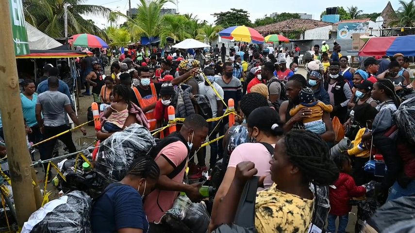 La crisis migratoria en la frontera entre Colombia y Panamá, donde miles de personas permanecen varadas a la espera de seguir su ruta hacia Estados Unidos