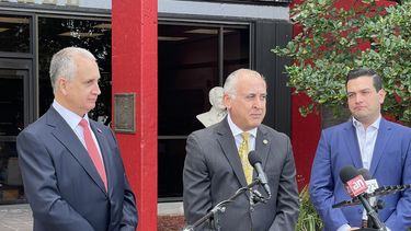 Esteban Bovo, anuncia la apertura de oficinas del senador Rubio, el congresista Diaz-Balart y el comisionado Marino Cabrera en Hialeah.&nbsp;