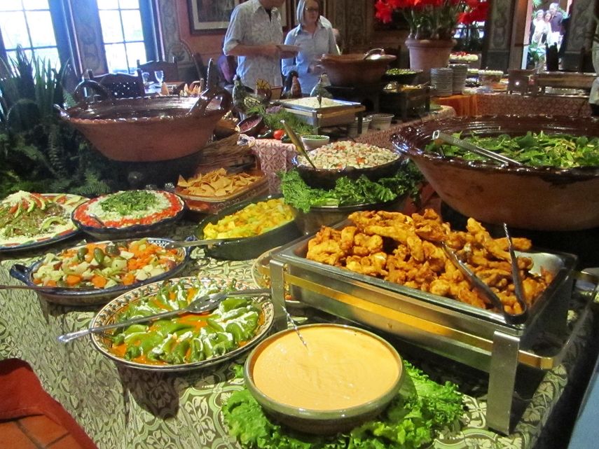 El buffet dominical siempre incluye cuatro platos de cuatro estados de México.