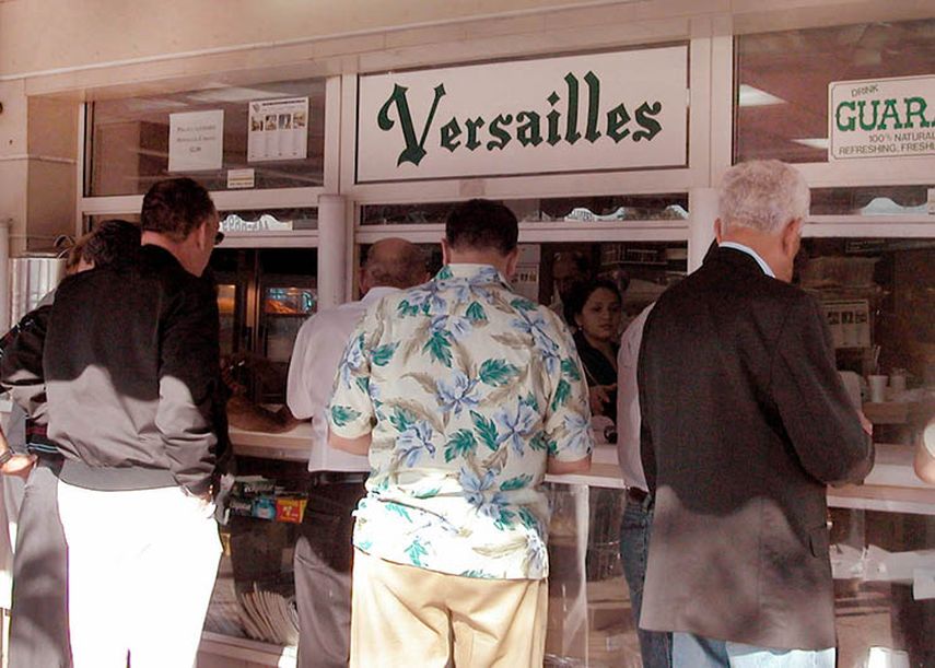 DIARIO LAS AMÉRICAS acudió a Café Versailles, adonde los cubanos suelen reunirse para conversar sobre los temas relacionados con Cuba y su régimen político. (ARCHIVO)