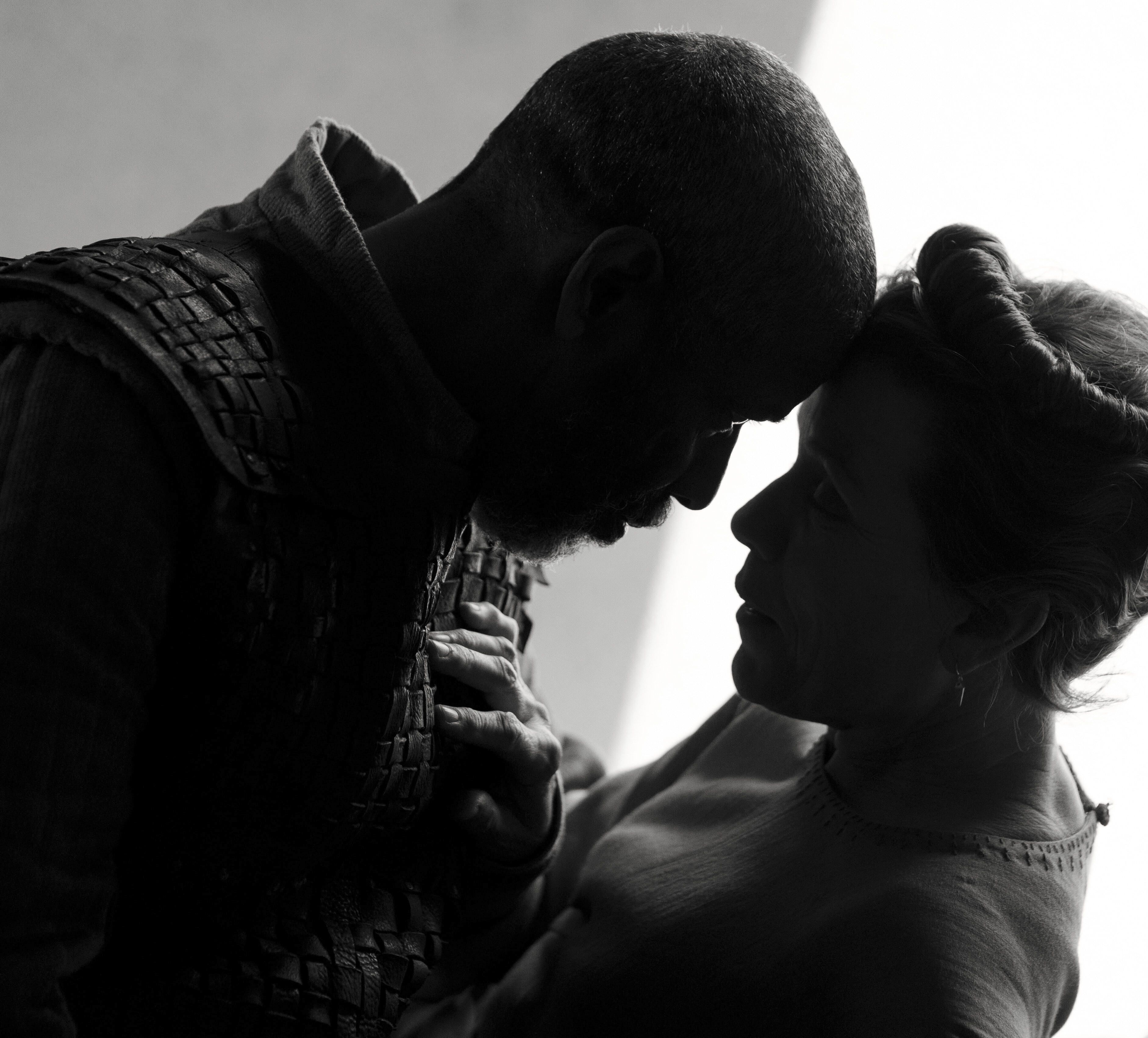 En esta imagen, proporcionada por Apple, Denzel Washington, izquierda, y Frances McDormand en una escena de The Tragedy of Macbeth, del director Joel Coen, que se estrena en el Festival de Cine de Nueva York. En esta imagen, proporcionada por Apple, Denzel Washington, izquierda, y Frances McDormand en una escena de The Tragedy of Macbeth, del director Joel Coen, que se estrena en el Festival de Cine de Nueva York.