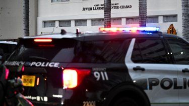 Un coche de policía de Miami Beach patrulla cerca de un centro Chabad en Miami Beach, Florida, el 22 de mayo de 2025, después de un tiroteo que dejó dos personas muertas en Washington, DC.