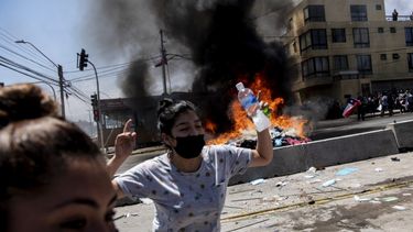 Un campamento improvisado de migrantes venezolanos arde después de ser incendiado por manifestantes durante una marcha de protesta contra la migración ilegal en Iquique, Chile, el 25 de septiembre de 2021.
