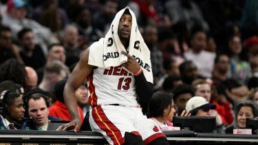 El pívot del Heat de Miami, Bam Adebayo (13), se sienta sobre la mesa de anotadores mientras espera para ingresar durante la segunda mitad del juego de baloncesto de la NBA ante los Wizards de Washington, el domingo 31 de marzo de 2024, en Washington.&nbsp;