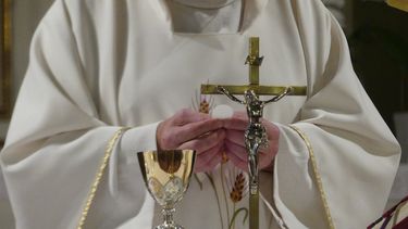 Cuelga la sotana por causa del amor