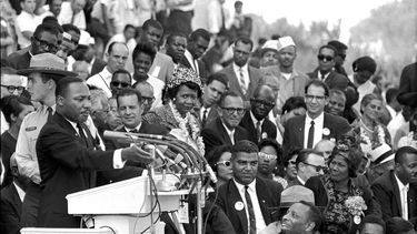 En esta foto del 28 de agosto de 1963, el reverendo Dr. Martin Luther King Jr., líder de la Conferencia de Liderazgo Cristiano del Sur, pronuncia ante miles de personas su discurso Tengo un sueño frente al Lincoln Memorial durante la Marcha en Washington por el Trabajo y la Libertad.
