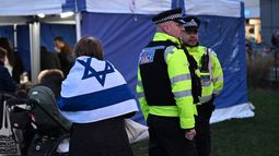 Agentes de policía asisten al encendido de la menorá, conmemorando la festividad de Janucá en Islington, Londres, el 14 de diciembre de 2025, mientras la comunidad judía se reúne para reflexionar sobre el atentado terrorista ocurrido en Australia ese mismo día. Agentes de policía asisten al encendido de la menorá, conmemorando la festividad de Janucá en Islington, Londres, el 14 de diciembre de 2025, mientras la comunidad judía se reúne para reflexionar sobre el atentado terrorista ocurrido en Australia ese mismo día.