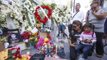 Admiradores rinden tributo al fallecido cantante mexicano&nbsp;Juan&nbsp;Gabriel&nbsp;este, lunes 29 de agosto de 2016, en el lugar donde se encuentra la estrella del artista en el Paseo de la Fama, en Hollywood, California, EEUU.