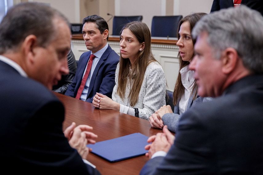 El embajador del presidente encargado, Juan Guaidó, en EEUU,Carlos Vecchio (izq.); la esposa de Guaidó, Fabiana Rosales (der.), y otros miembros de la delegación venezolana, se reúnen con miembros del Comité de Asuntos Exteriores de la Cámara, este miércoles, en el Capitolio, en Washington.