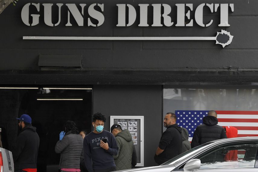 Clientes de una tienda de armas de fuego esperan en l&iacute;nea el domingo 15 de marzo de 2020 en Burbank, California.&nbsp;