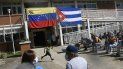 Con el telón de fondo de las banderas nacionales de Venezuela y Cuba, un niño corre mientras la gente espera recibir una inyección de la vacuna cubana Abdala contra COVID-19 en el barrio de Ciudad Tiuna de Caracas, Venezuela, el martes 29 de junio de 2021. Con el telón de fondo de las banderas nacionales de Venezuela y Cuba, un niño corre mientras la gente espera recibir una inyección de la vacuna cubana Abdala contra COVID-19 en el barrio de Ciudad Tiuna de Caracas, Venezuela, el martes 29 de junio de 2021.