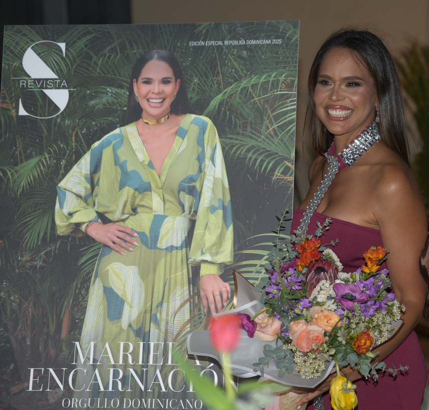 Mariela Encarnación posa junto a la portada de la Revista S en su honor.&nbsp;