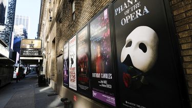 Anuncios de Broadway afuera del Teatro Richard Rodgers durante los cierres por la pandemia de COVID-19 en Nueva York el 13 de mayo de 2020.&nbsp;