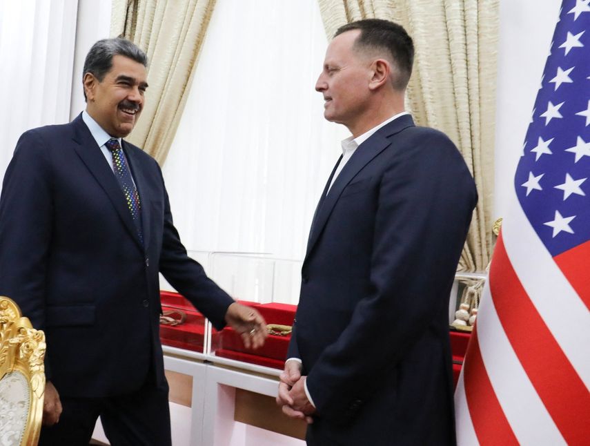 Nicolás Maduro (izq.), hablando con el enviado especial del presidente estadounidense Donald Trump, Richard Grenell, en el palacio presidencial de Miraflores en Caracas el 31 de enero de 2025.&nbsp;&nbsp;