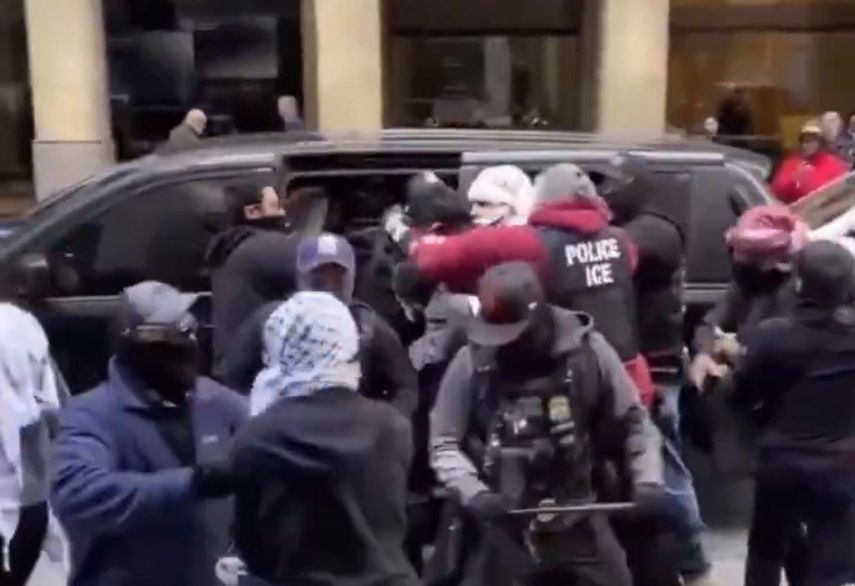 Agentes del ICE se enfrentan a manifestantes violentos a las afueras de un Tribunal de Inmigracción en San Francsco el 8 de julio de 2025