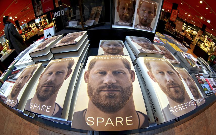 Ejemplares del libro del príncipe Harry, Spare, en una librería en Berlín, Alemania, el martes 10 de enero de 2023.